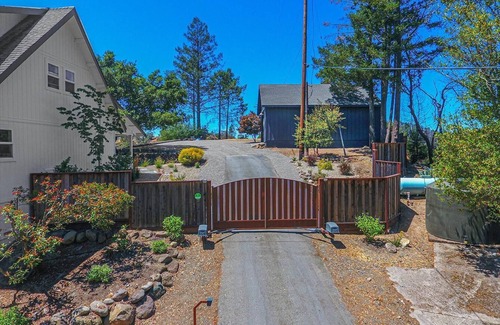 Santa Rosa House | Outrageous VIEWS - 5 miles from Calistoga. Privacy + Wine country at its best!