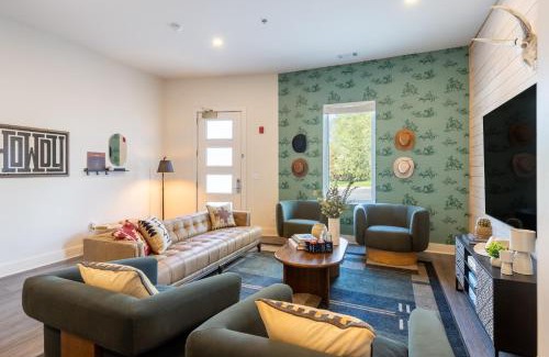 Five Points Apartment | Outrider 1024 by AvantStay Private Balcony Minutes to Broadway Downtown