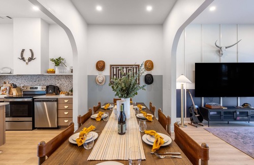 Five Points House | Outrider 104 by AvantStay | Close to Downtown & Broadway | Private Balcony