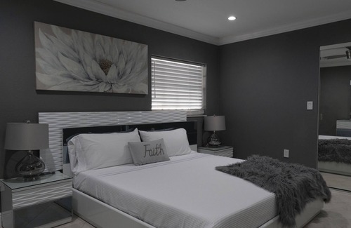Haverhill House | Outside Lovers!3bedr/4bath, completely fence