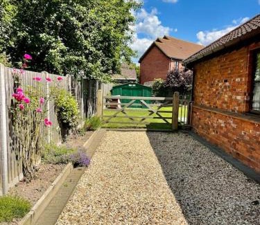 Bedford House | Outstanding 6 Bedroom House Cotton End, Bedford