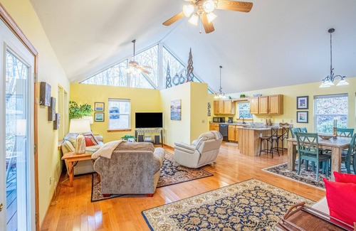 Sylva House | Outstanding mountain home with firepit, fast WiFi, furnished deck, views & grill