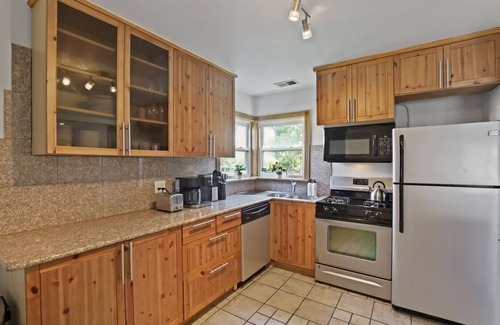 Des Plaines House | Outstanding Ohare Oasis