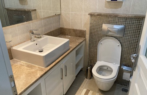 Side Apartment | Outstanding two bed home in popular community
