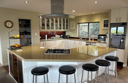 Omokoroa House | Outstanding view, walk to beach and shops.