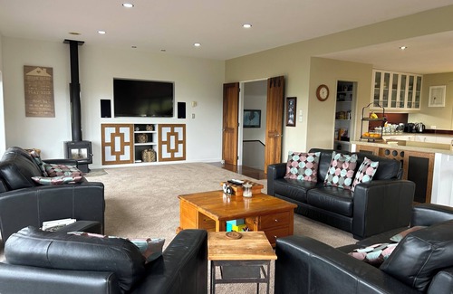 Omokoroa House | Outstanding view, walk to beach and shops.