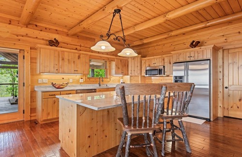 Maggie Valley Cabin | Outstanding Views! 5BR/4.5 BA/Sleeps 14, Hot-Tub, Pool Table!