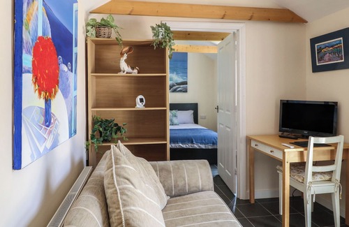 Shepshed Cottage | OUZI'S PLACE, pet friendly, with a garden in Shepshed