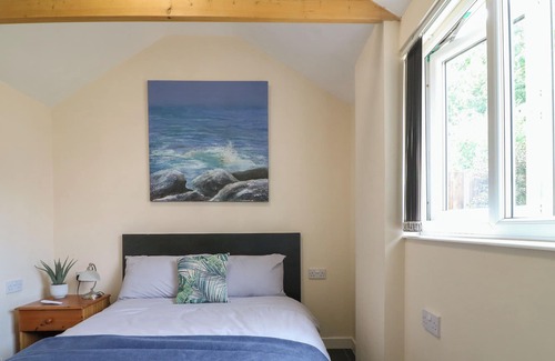 Shepshed Cottage | OUZI'S PLACE, pet friendly, with a garden in Shepshed