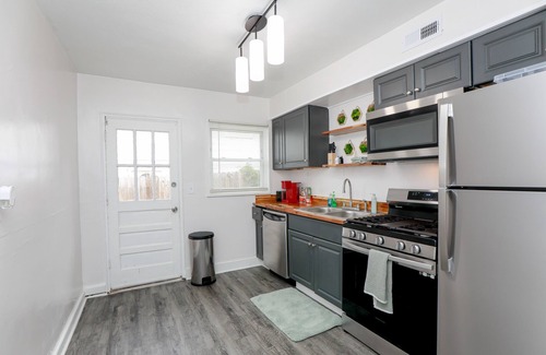 Bayview Apartment | OV Beach Oasis: The Plant House. A 4 minute walk to the beach!