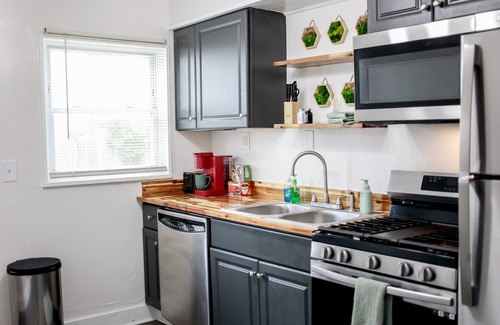 Bayview Apartment | OV Beach Oasis: The Plant House. A 4 minute walk to the beach!
