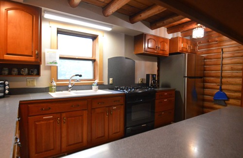 New Plymouth Cabin | Over 200 acres, pet-friendly, Satellite WiFi, DirecTV, & pool table.