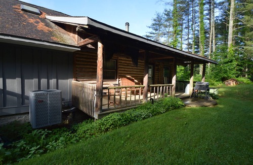 New Plymouth Cabin | Over 200 acres, pet-friendly, Satellite WiFi, DirecTV, & pool table.