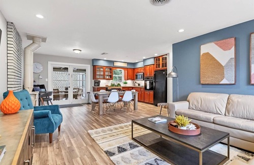Ridge Wood Heights House | “Over the Rainbow!” Vacation Rental Relaxing retreat 5 miles from everything!