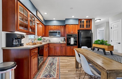 Ridge Wood Heights House | “Over the Rainbow!” Vacation Rental Relaxing retreat 5 miles from everything!