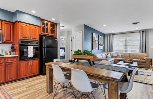 Ridge Wood Heights House | “Over the Rainbow!” Vacation Rental Relaxing retreat 5 miles from everything!