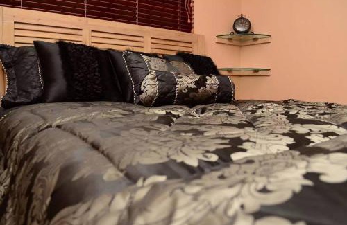 Harefield Apartment | Overdale Luxury Spa Suite