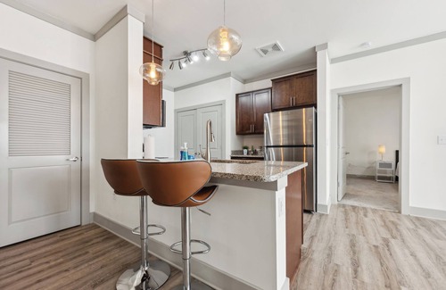 Farragut Apartment | Overlook 3005 Luxe Modern Corporate 2Bd Apt