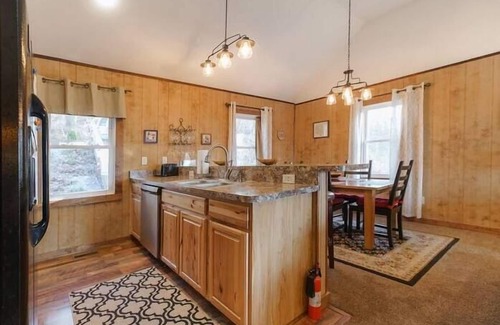 Rileyville House | Overlook Mountain Cabin