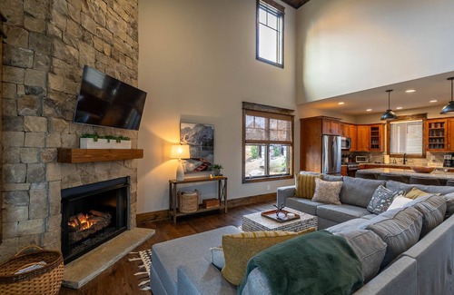 Elk Park House | Overlook Nook at Eagles Nest - Custom home with hot tub and short walk to Eagles Nest Winery!