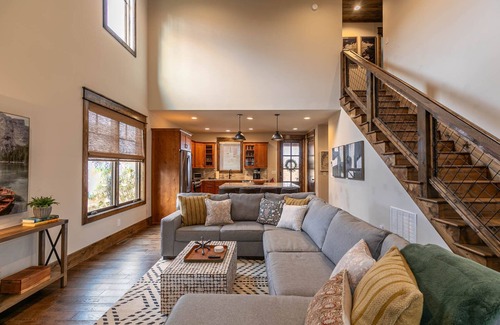 Elk Park House | Overlook Nook at Eagles Nest - Custom home with hot tub and short walk to Eagles Nest Winery!