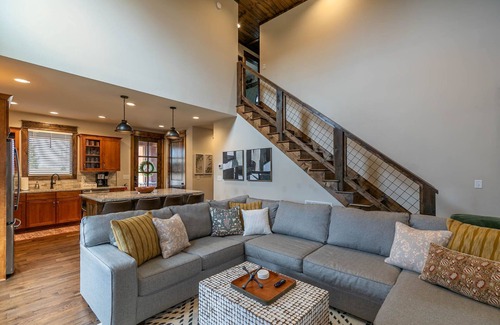 Elk Park House | Overlook Nook at Eagles Nest - Custom home with hot tub and short walk to Eagles Nest Winery!