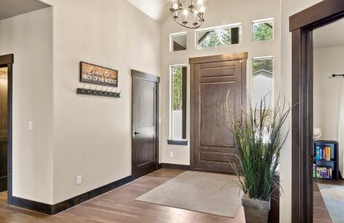Coeur d'Alene Apartment | Overlooking Lake View with 3 BR Game Room for 12 guests