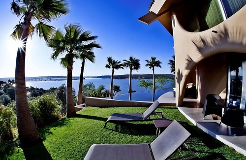 Ponte de Sor House | Overlooking Montargil Dam! Garden View, Free Parking, Outdoor Swimming Pool!