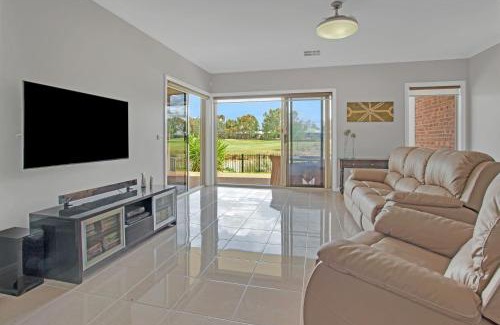 Yarrawonga House | Overlooking the Black Bull Golf Course