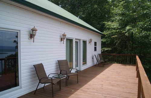 Quitman House | Overlooks Greer's Ferry Lake, 40,500 acres of clean, river-fed, deep water.