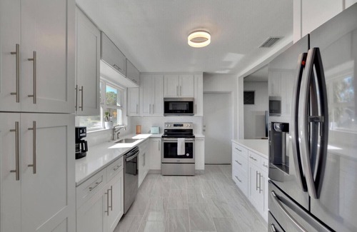 South Pinellas Community Council House | Oversized Hot Tub 6 min to Beach- Cozy Retreat