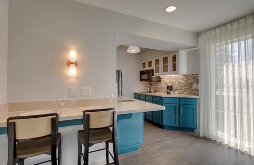 San Jose Hotel | Oversized Suites! Close to the Norman Y. Mineta San Jose International Airport