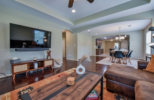 Northport House | Overtime Outpost-Book for 2025 football season and more! Fenced in back-yard!