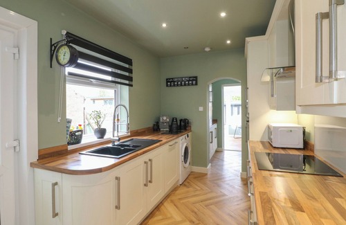 Chesterfield Cottage | OVERTON, pet friendly, character holiday cottage in Chesterfield