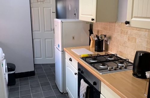Newcastle-upon-Tyne Apartment | Ovington Grove 3 bedrooms fully furnished kitchen and free parking apartment