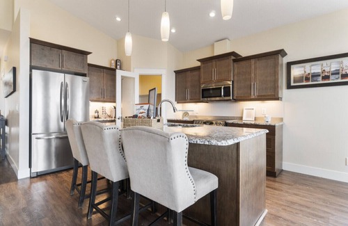 Foothills Apartment | OWAV-Upper · 3 bed, 2 bath upper suite overlooking the city