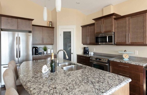 Foothills Apartment | OWAV- Whole Home · Stunning 5 bed house on Silver Star mountain