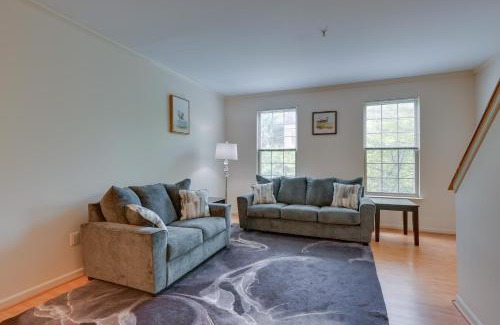 Owings Mills House | Owings Mills Townhouse 8 Mi to Liberty Reservoir!
