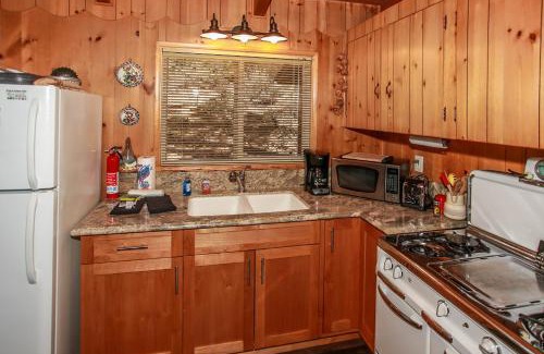 Fawnskin House | Owl Cabin - Sierra style cabin located on a quiet road in Fawnskin and backs up to National Forest!