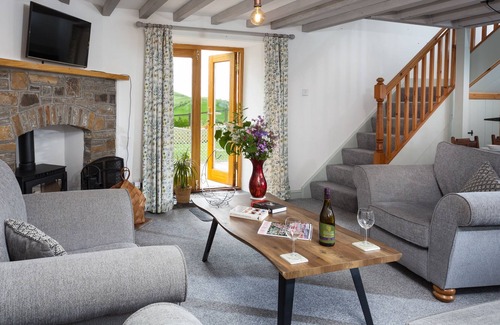 Caio Cottage | Owl Cottage is a charming Rural Retreat located on a Welsh Hillside close to the Brecon Beacons.