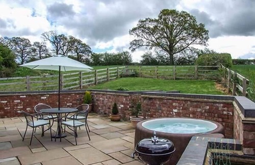 Napton-on-the-Hill Cottage | OWL COTTAGE, pet friendly, with hot tub in Napton-On-The-Hill