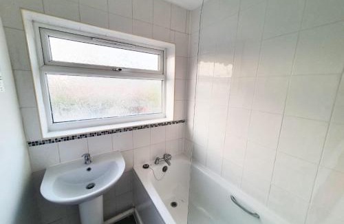 Bicester Apartment | Owl Haven: Comfortable central 3 bedroom house, with an enclosed garden.