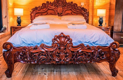 North Wheatley Apartment | Owl Lodge With Hot Tub and Massage Treatments