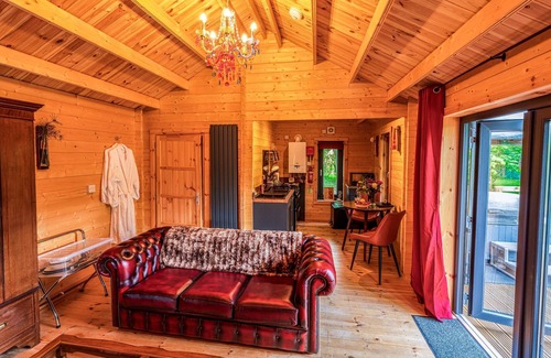 North Wheatley Apartment | Owl Lodge With Hot Tub and Massage Treatments