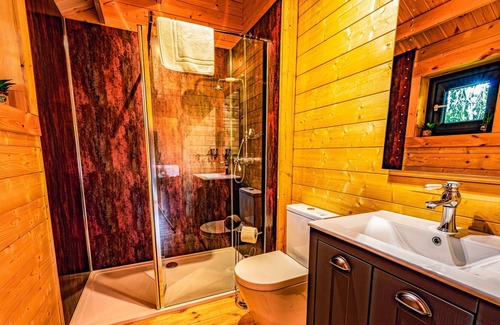 North Wheatley Apartment | Owl Lodge With Hot Tub and Massage Treatments