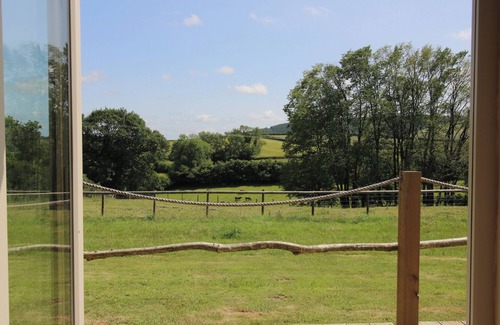 Hopton Castle Cottage | OWL'S HOLLOW, romantic, with open fire in Clun