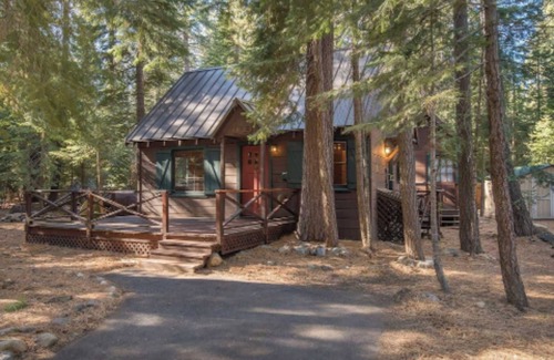 Tahoma Cottage | Owl's Peak by Avantstay Private Pine Tree Cabin Mins From The Water