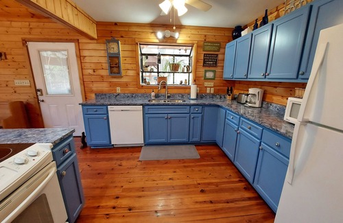Townsend Ski Chalet | Owl’s Hoot Chalet – 3 mi from Great Smoky Mtns - Autumn dates available