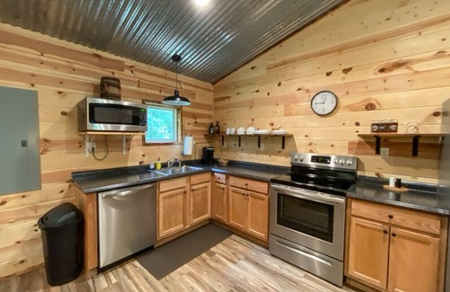 Fort Payne House | Owls Nest! Conveniently located cabin with hot tub!