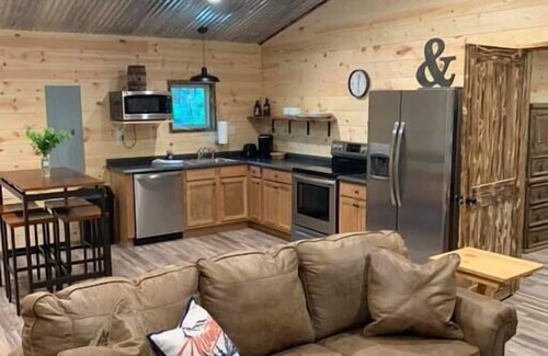 Fort Payne House | Owls Nest! Conveniently located cabin with hot tub!